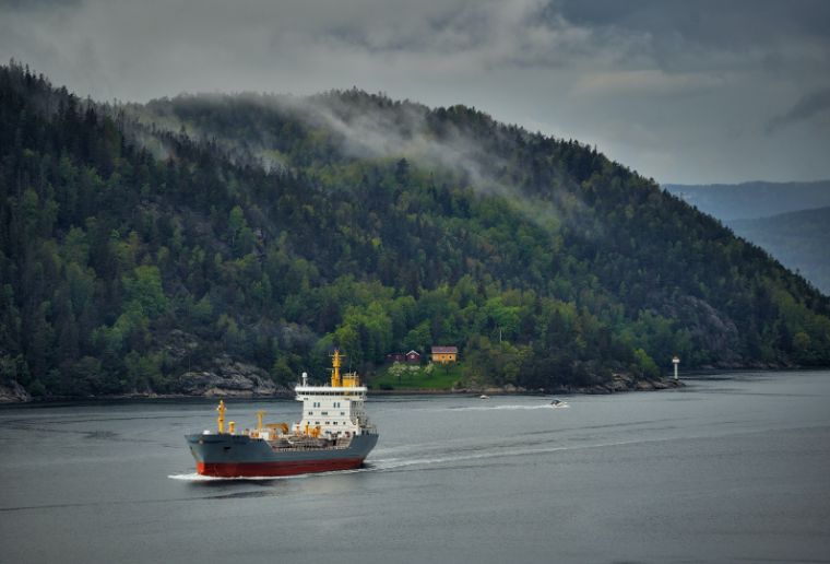 what causes a boat to capsizes