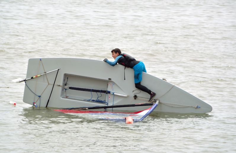 what causes a boat to capsizes