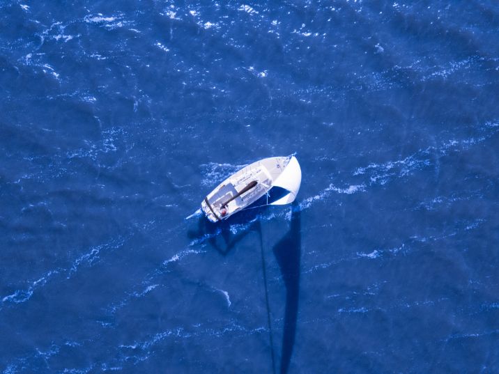 what causes a boat to capsizes